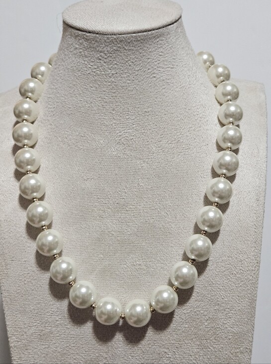 Jewelry - Oversized  Faux Pearl Statement Necklace
